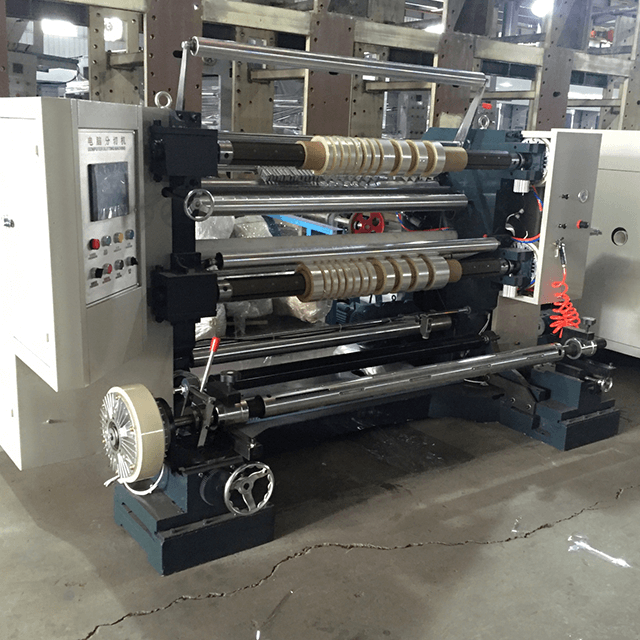 Machine de refendage et de rembobinage contrôlée par PLC vertical à grande vitesse pour film plastique en 200 M/Min