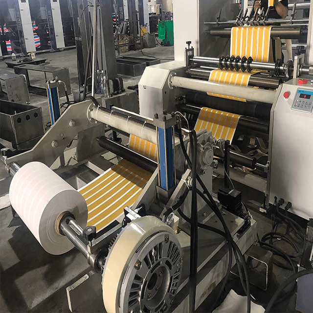 Rebobineuse horizontale à grande vitesse de découpeuse de contrôle PLC pour film plastique