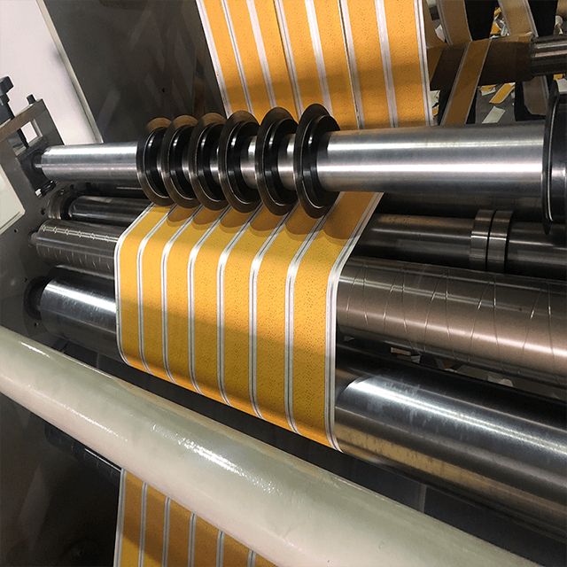 Rebobineuse horizontale à grande vitesse de découpeuse de contrôle PLC pour film plastique